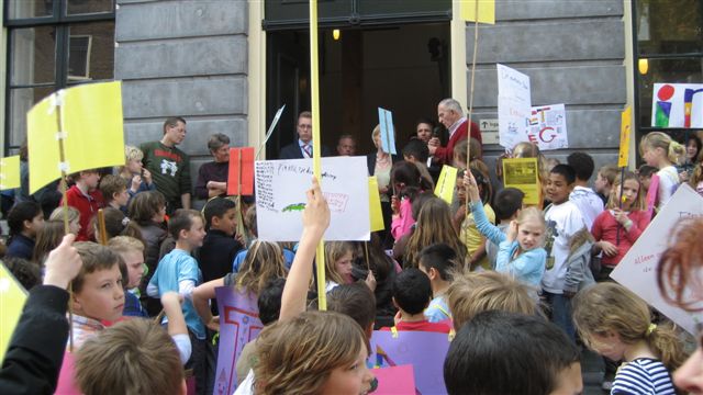 Kinderen in actie tegen verhuizing bibliotheek Tuinwijk