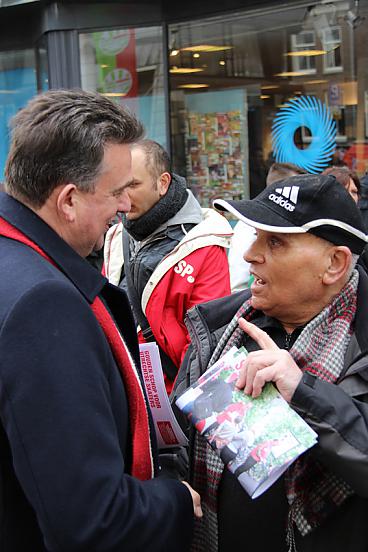 20140315_Emile in gesprek met voorbijganger